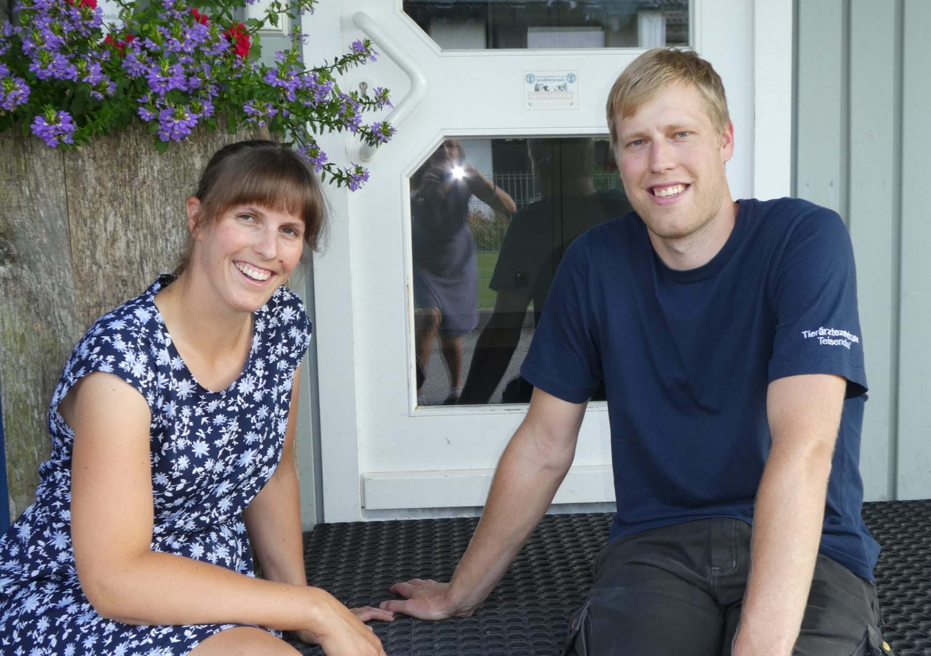 Tierarzt bei Rinderuntersuchung draußen